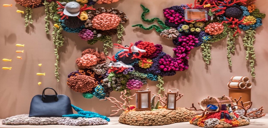 Флагманский бутик Дома Hermès в Сингапуре в рамках своей кампании " В погоне за мечтой" представил инсталляции знаменитой вязальщицы Муляны. 