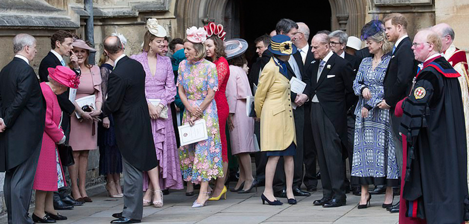 Гости, включая королеву, в ожидании свадебной церемонии