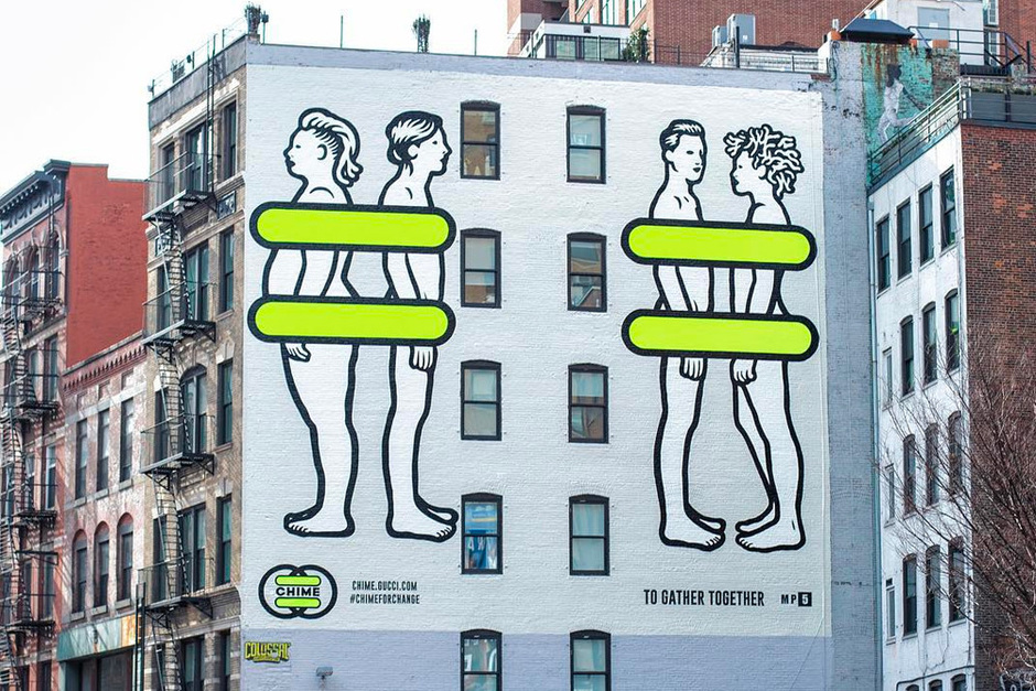 Художник MP5 по заказу Дома Gucci разрисовал здания по всему миру в знак протеста против неравенства полов