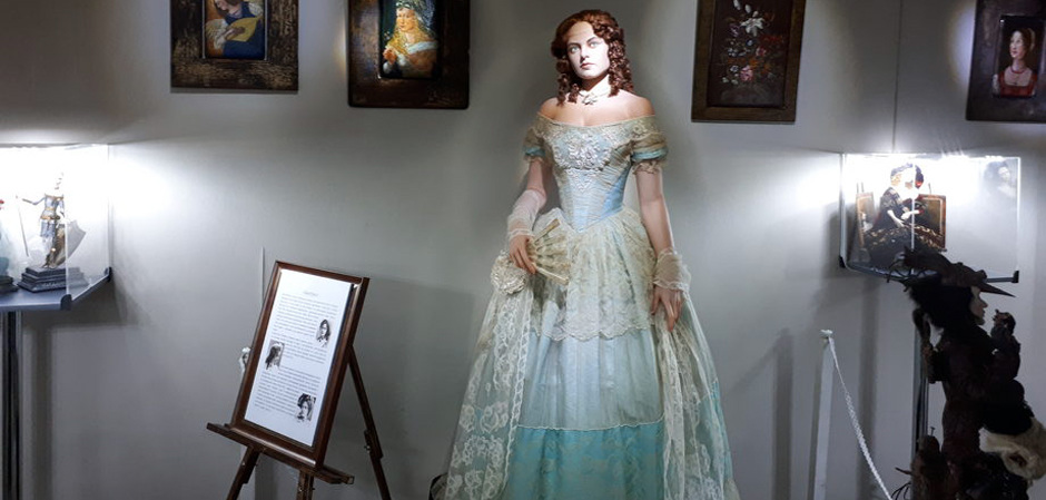 Зазеркалье Времени: кукла в антикварном платье 