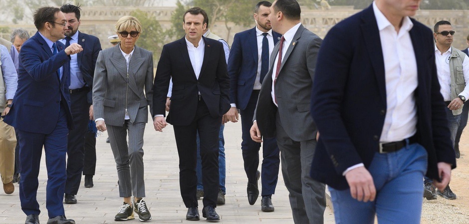 Первая леди Франции носит в официальных поездках брюки и кроссовки.