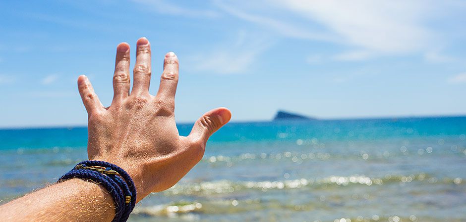 Руки на фоне моря