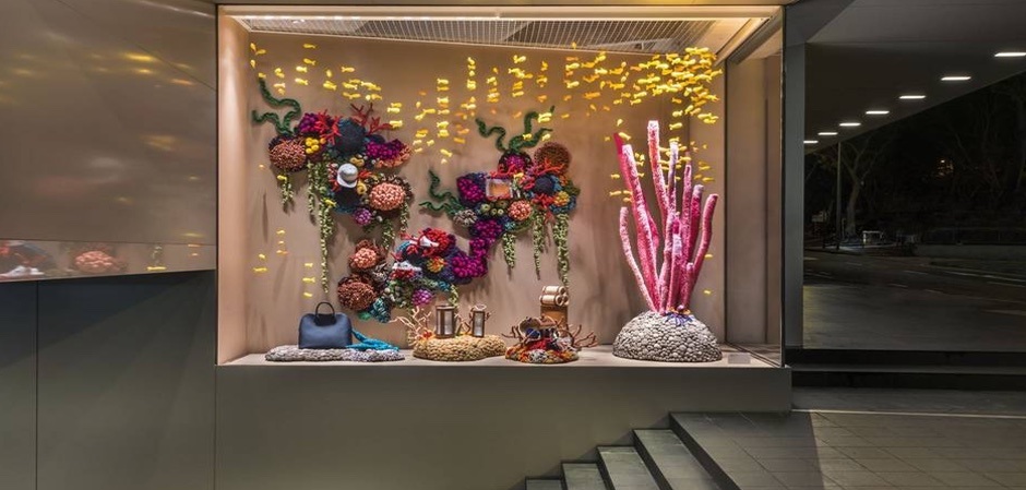 Флагманский бутик Дома Hermès в Сингапуре в рамках своей кампании " В погоне за мечтой" представил инсталляции знаменитой вязальщицы Муляны. 