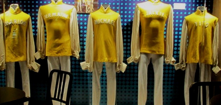 костюмы Майкла Джексона и его группы на витрине аукциона